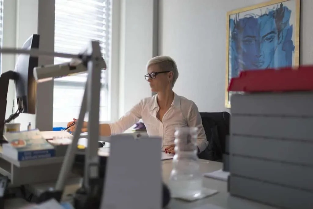 Frau an einem Schreibtisch